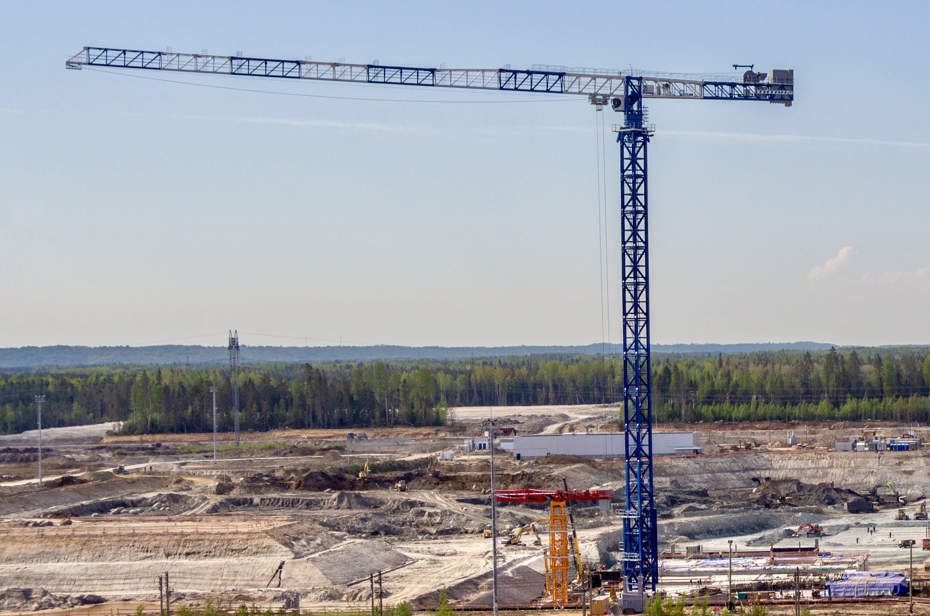 На площадке сооружения нового энергоблока №7 Ленинградской АЭС готов фундамент под монтаж второго башенного крана 