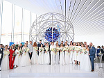 Шестнадцать пар сотрудников атомной отрасли сыграли свадьбу в павильоне «Атом» на ВДНХ